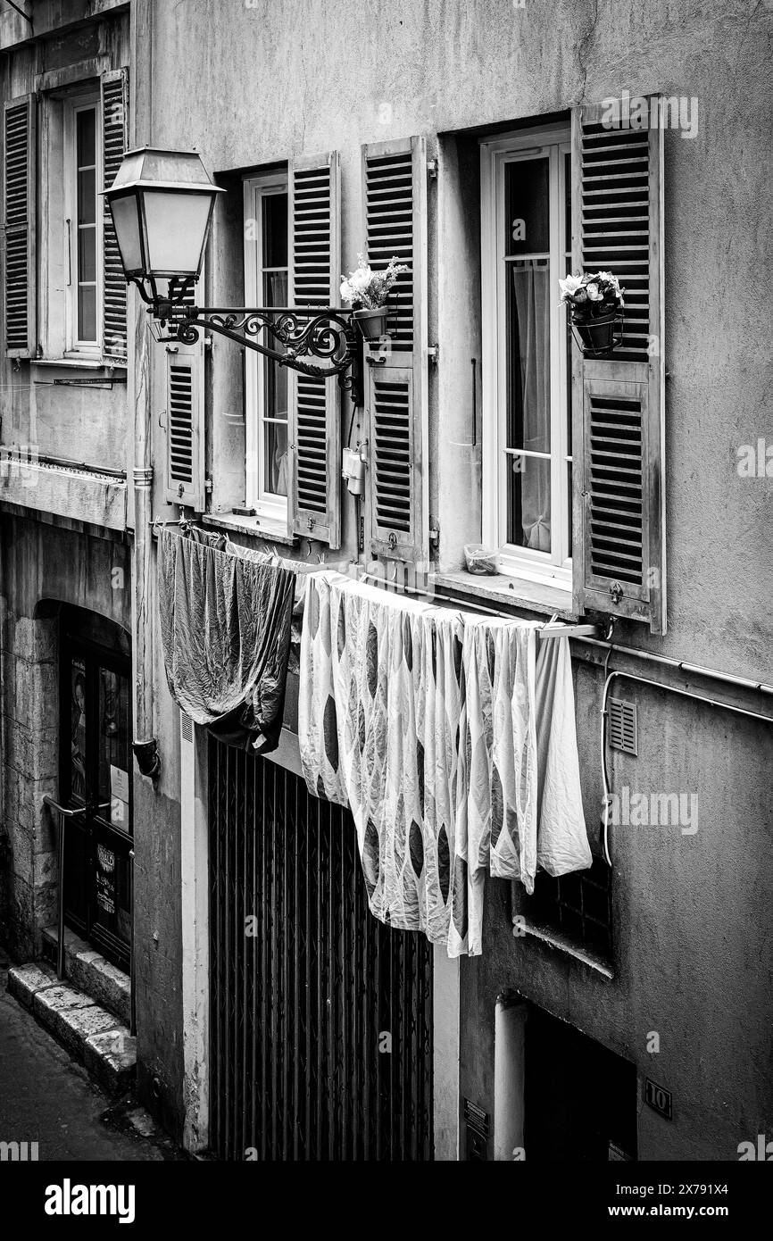 Façade d'appartement traditionnel sur une rue dans la vieille ville, vieille ville à Nice, Côte d'Azur, Sud de la France. Style de vie typiquement français. NOIR ET BLANC Banque D'Images