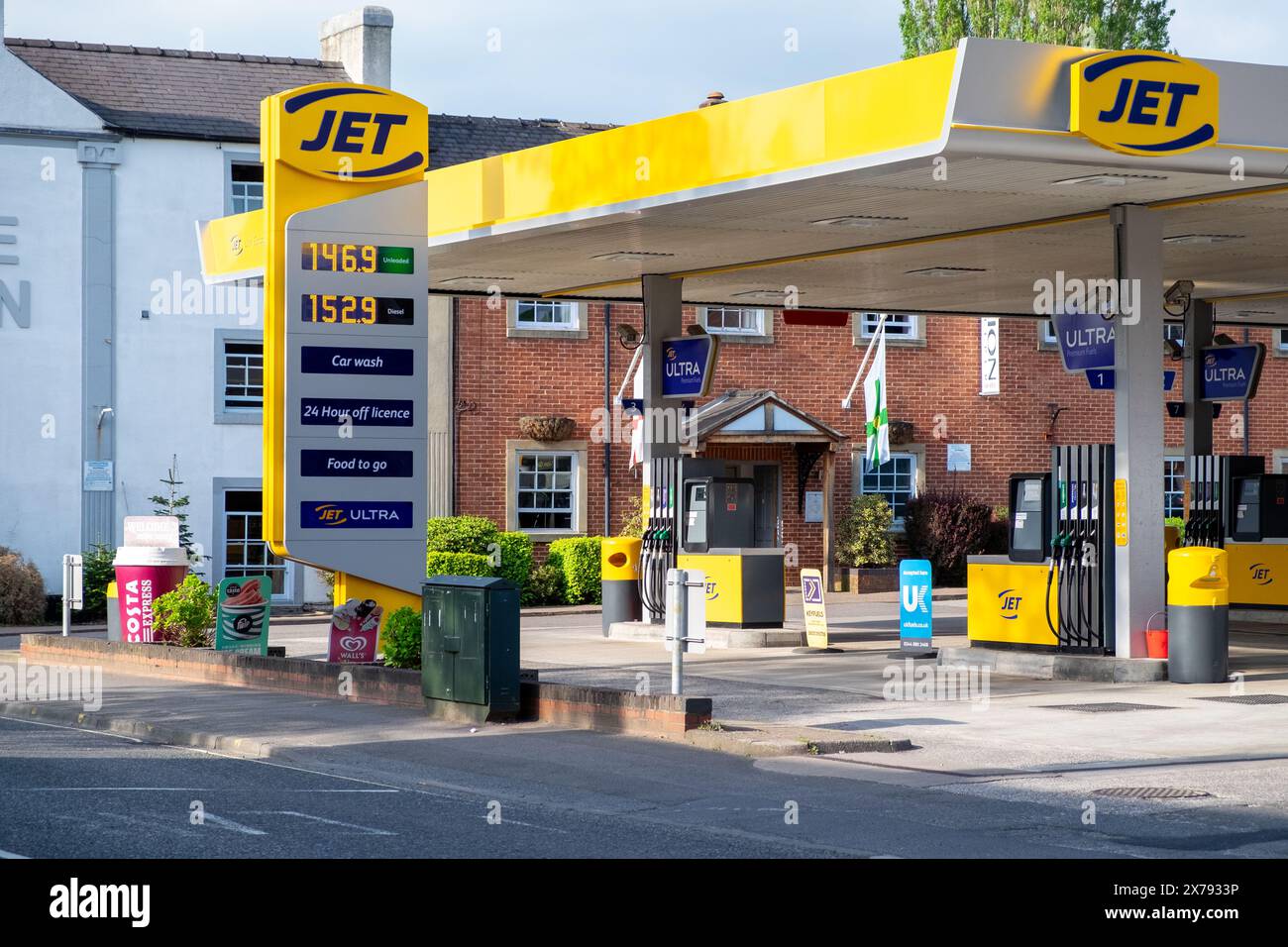 Station-service jet avec prix du carburant et piste vide, Belper, Derbyshire Banque D'Images