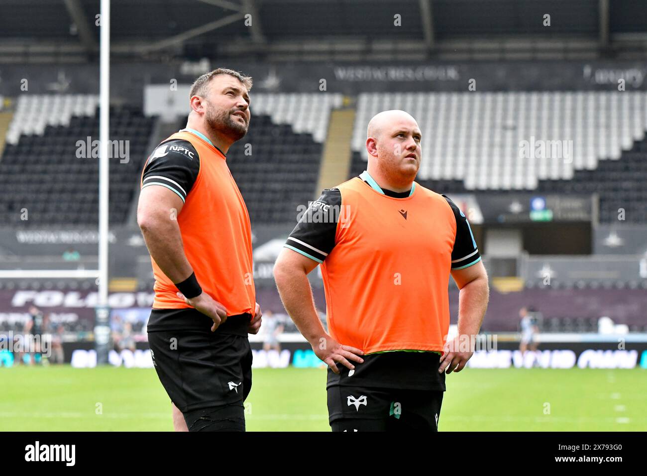 Swansea, pays de Galles. 18 mai 2024. Sam Parry et Rhys Henry des Ospreys regardent le grand écran lors du match de la 17e ronde de l'United Rugby Championship (URC) entre les Ospreys et les Dragons au stade Swansea.com de Swansea, pays de Galles, Royaume-Uni, le 18 mai 2024. Crédit : Duncan Thomas/Majestic Media/Alamy Live News. Banque D'Images