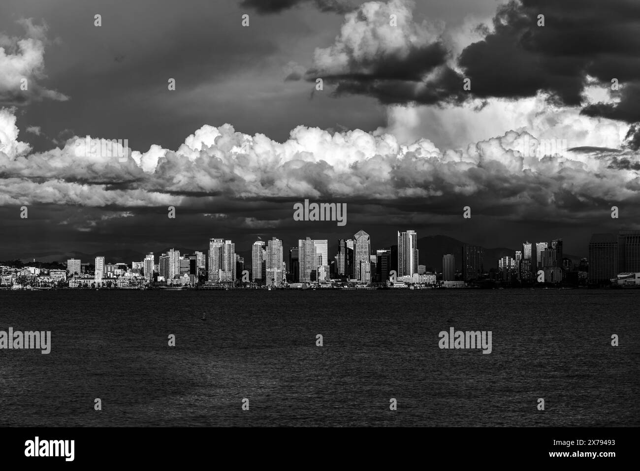 Port et horizon de San Diego sous des nuages spectaculaires. San Diego, Californie, États-Unis. Banque D'Images