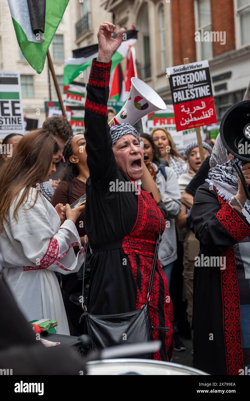 Londres / Royaume-Uni. 18 mai 2024. Des milliers de manifestants pro-palestiniens ont défilé dans le centre de Londres pour marquer le 76e anniversaire de la Nakba. La Nakba (catastrophe en arabe) commémore le déplacement forcé des Palestiniens de leurs maisons pendant la guerre israélo-arabe de 1948. Alamy Live News / Aubrey Fagon Banque D'Images