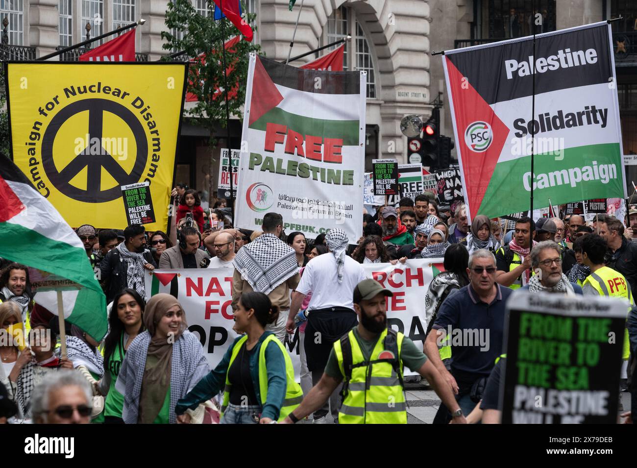 Londres, Royaume-Uni. 18 mai 2024. Les partisans de la Palestine défilent depuis le siège de la BBC jusqu'à Whitehall pour commémorer le 76e anniversaire de la Nakba - le mot arabe pour « catastrophe » - qui a vu 750 000 Palestiniens contraints à l'exil, et appellent à un cessez-le-feu et à la fin du soutien britannique à la guerre en cours d'Israël contre Gaza. Depuis octobre 2023, lorsque des militants du Hamas ont attaqué Israël depuis la bande de Gaza assiégée, plus de 30 000 Palestiniens auraient été tués par Israël. Crédit : Ron Fassbender/Alamy Live News Banque D'Images