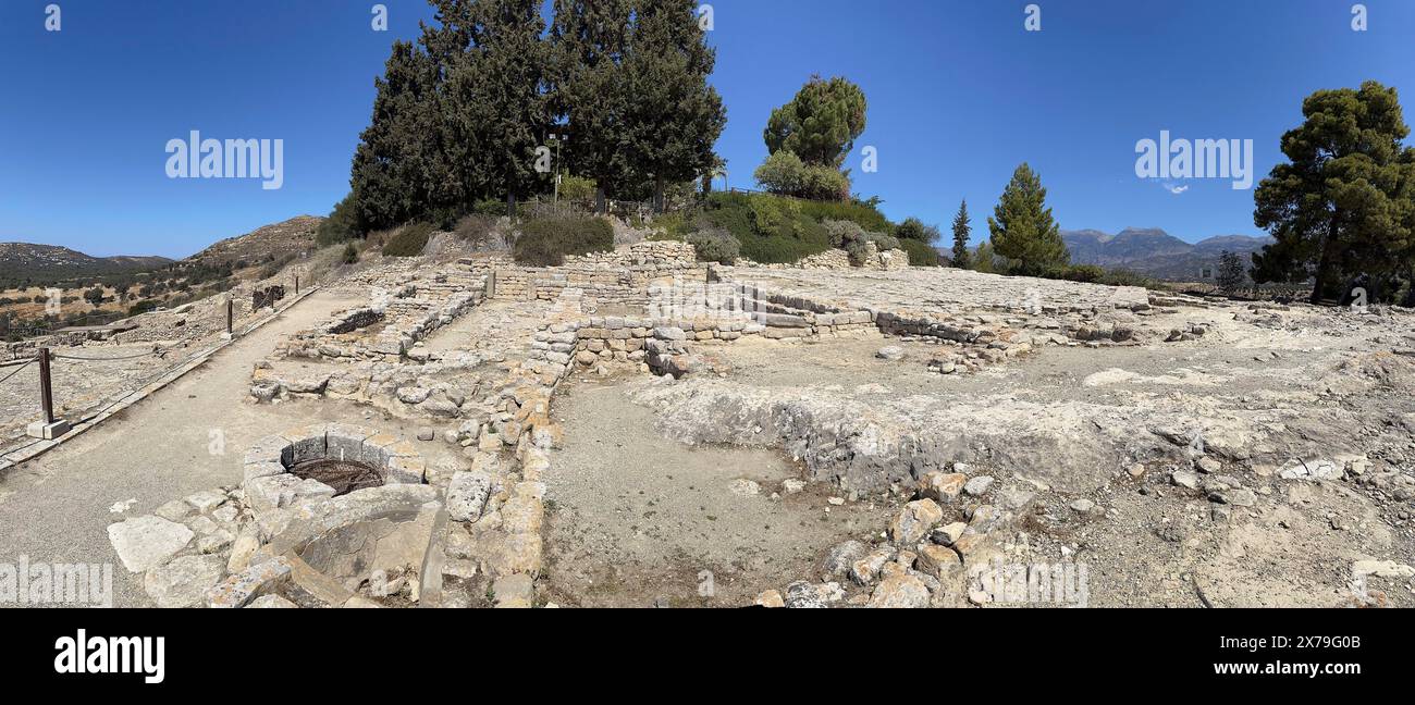 Vue panoramique d'une partie du site de fouilles sur la colline de Phaistos avec fondations de bâtiment romain avec salle de montage avec colonnes de l'époque romaine 1er Banque D'Images