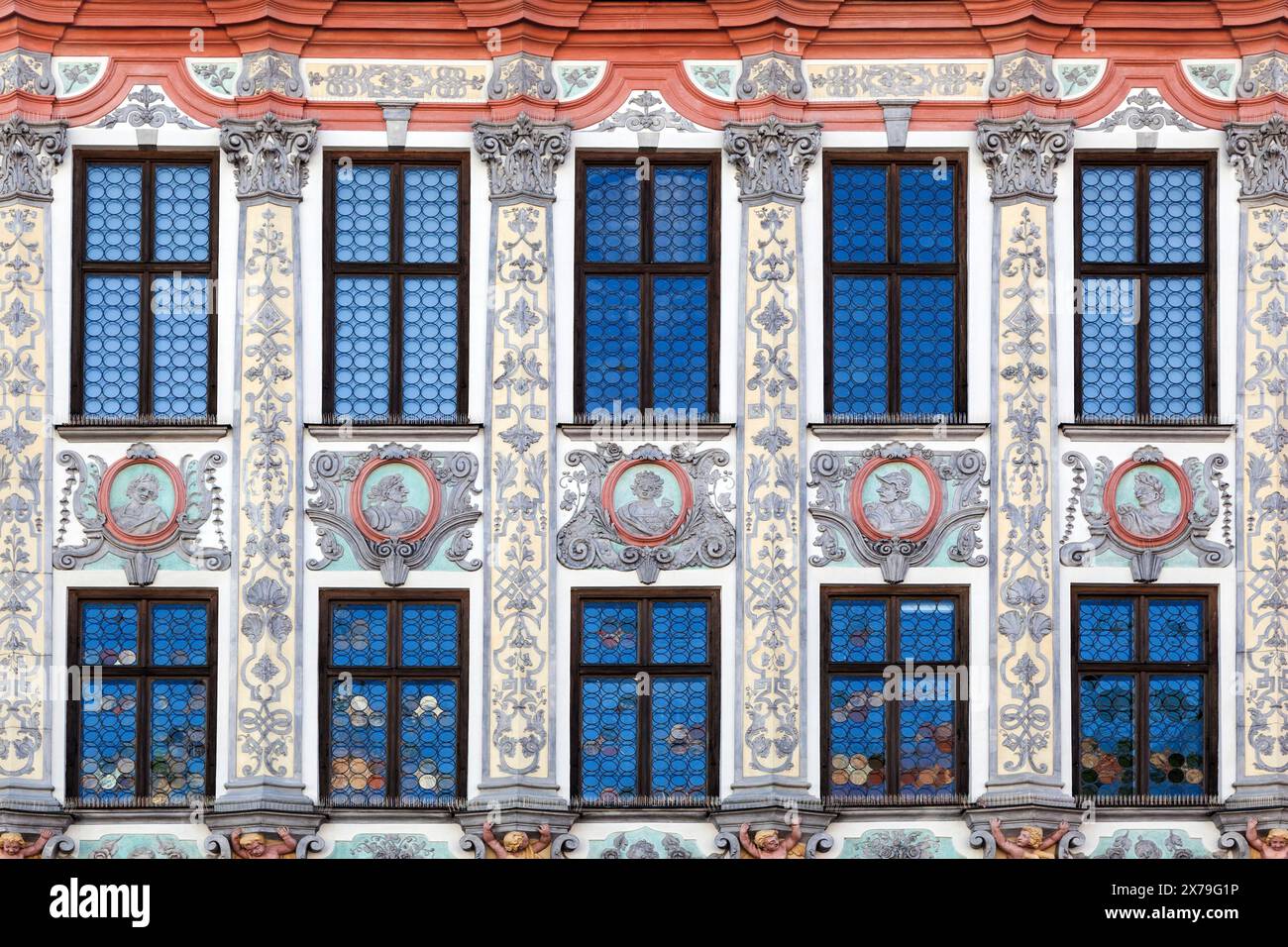 Détail de l'hôtel de ville historique avec une magnifique façade rococo sur la place principale, Landsberg am Lech, haute-Bavière, Bavière, Allemagne Banque D'Images