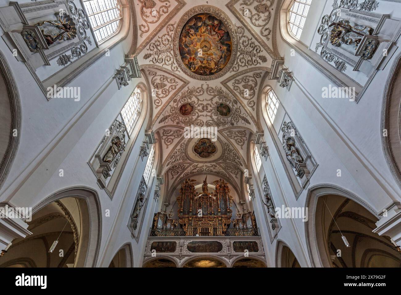 Fresques de plafond et orgue, église paroissiale de l'Assomption de la Vierge Marie, Landsberg am Lech, haute-Bavière, Bavière, Allemagne Banque D'Images