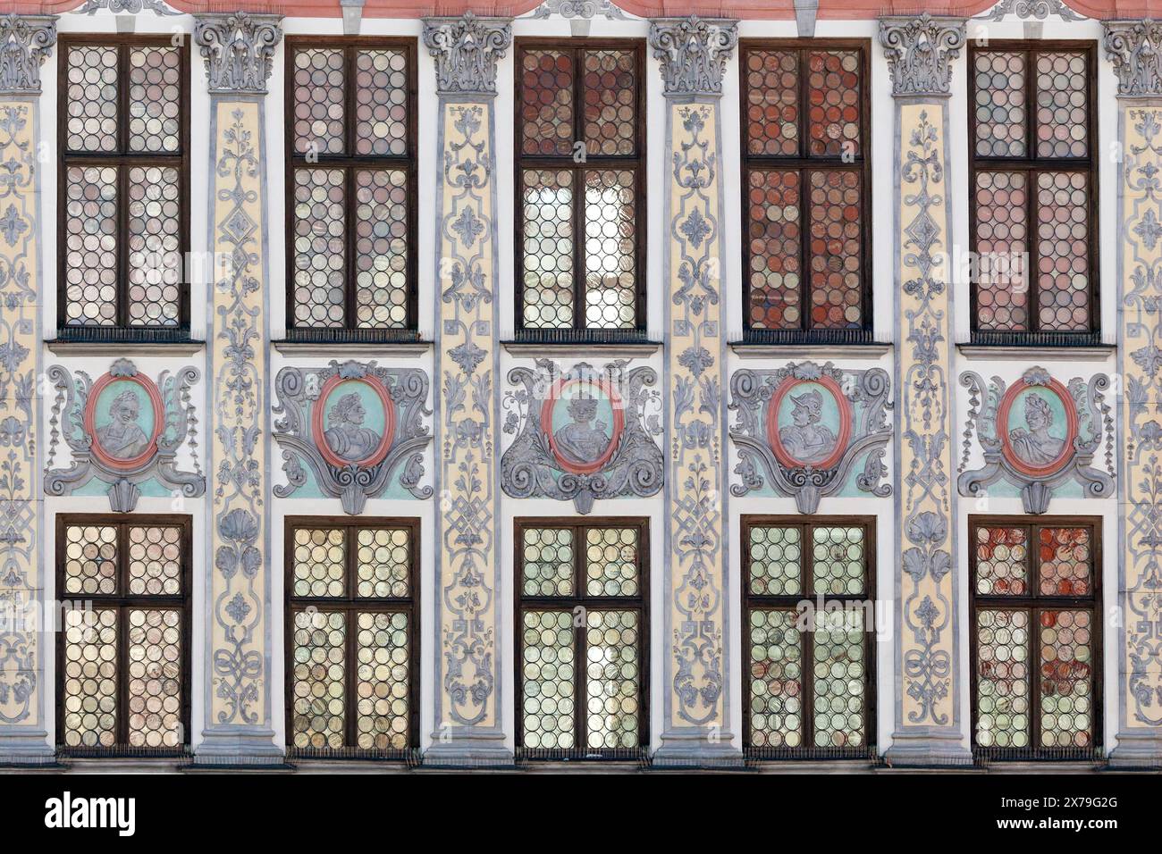 Détail de l'hôtel de ville historique avec une magnifique façade rococo sur la place principale, Landsberg am Lech, haute-Bavière, Bavière, Allemagne Banque D'Images