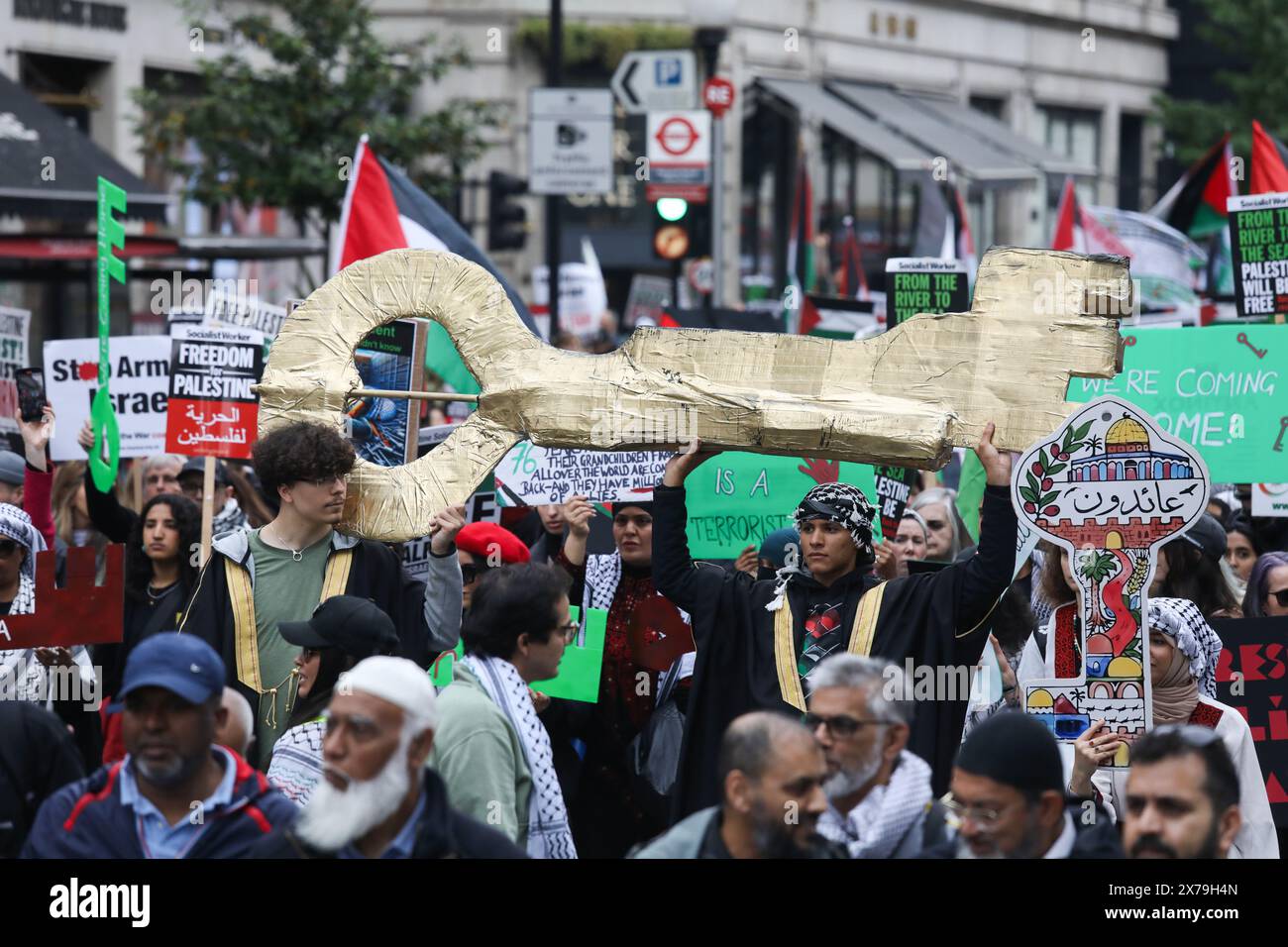 Une clé géante, symbolisant le droit du peuple palestinien au retour, est portée alors que des centaines de milliers de manifestants pro-palestiniens défilaient dans les rues de Londres à l’occasion du 76e anniversaire de la Nakba, exigeant un cessez-le-feu maintenant, l’arrêt de l’armement d’Israël et la fin du siège de Gaza. Nakba signifie « la catastrophe » et désigne le moment où 750,000 Palestiniens ont été forcés de quitter leurs maisons et contraints de fuir vers les pays voisins par les forces israéliennes au moment de la création d’Israël en 1948. La marche a été paisible et s'est terminée par un rassemblement à Whitehall. Banque D'Images