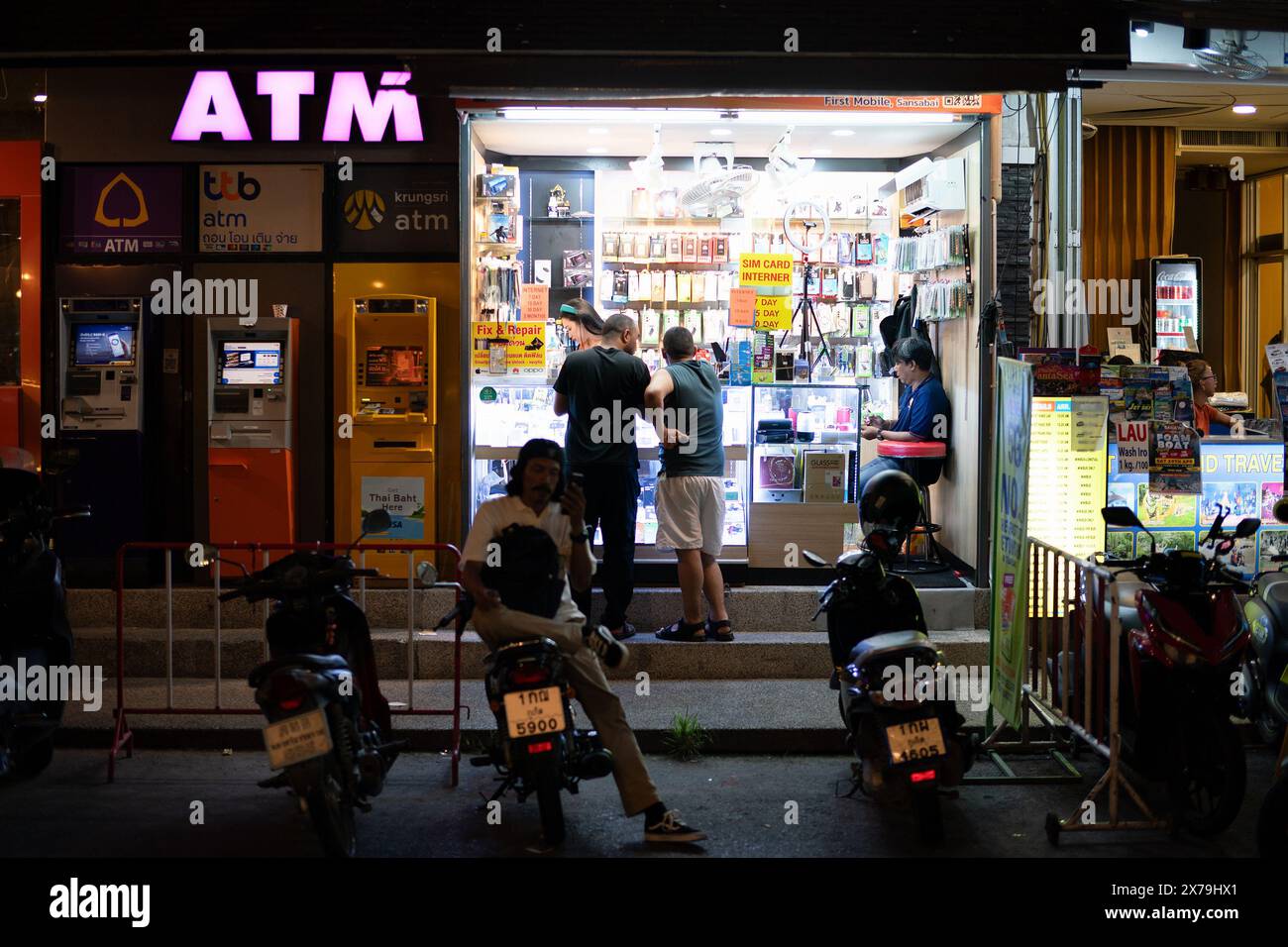 PHUKET, THAÏLANDE - 25 AVRIL 2023 : guichets automatiques bancaires comme on le voit à Patong, Phuket. Banque D'Images