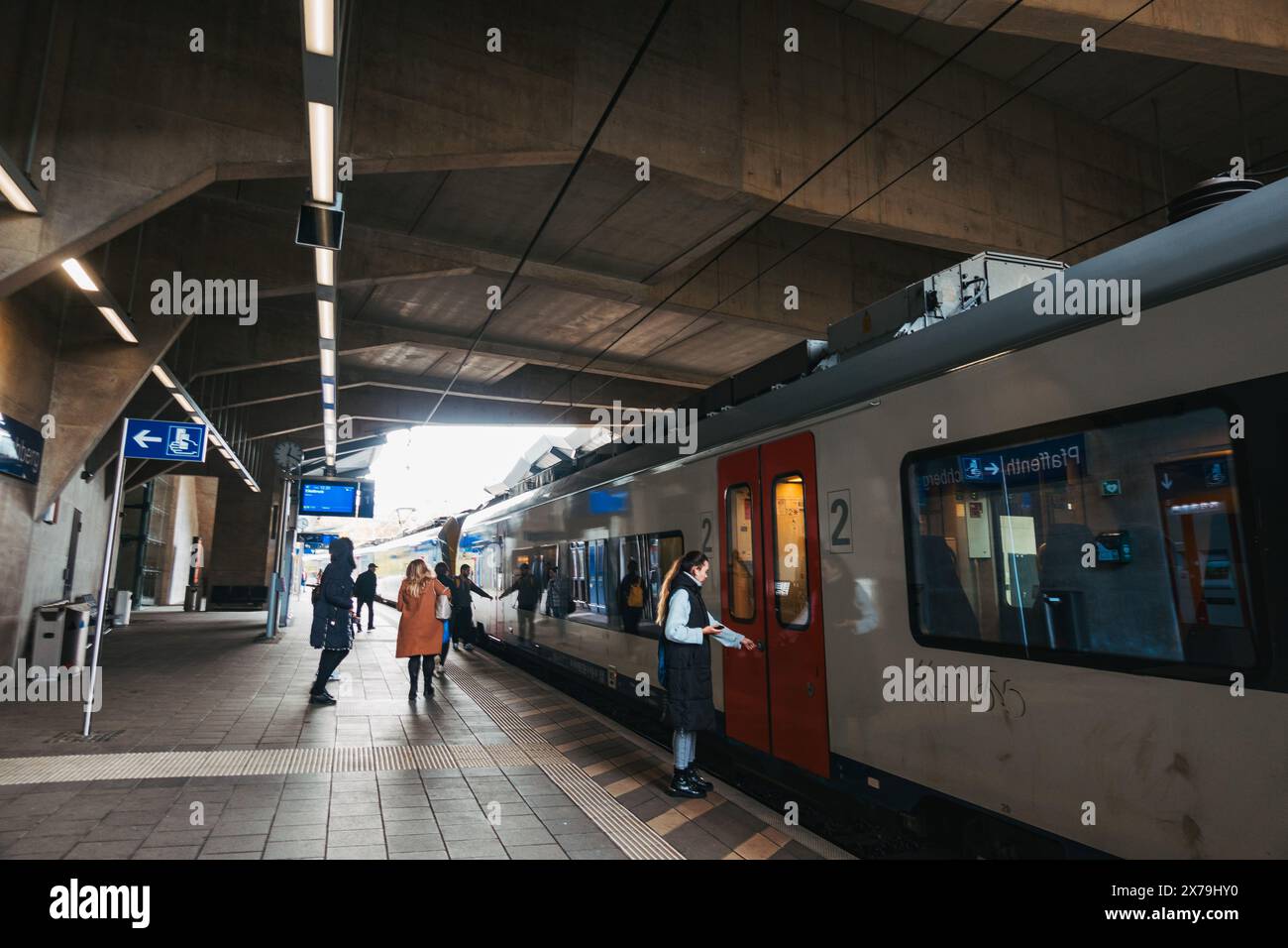 Les passagers montent à bord d'un train CFL à la gare de Pfaffenthal-Kirchberg à Luxembourg, une plaque tournante moderne avec une architecture en béton et des plates-formes propres. Banque D'Images