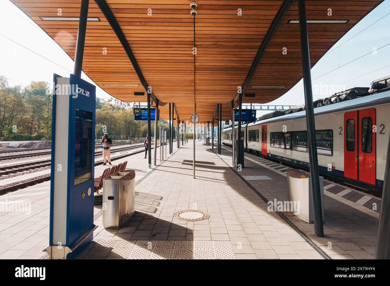 Un train à la gare d'Ettelbruck par un après-midi ensoleillé à Luxembourg. Doté d'un plafond en bois pour l'abri de la pluie et du soleil Banque D'Images
