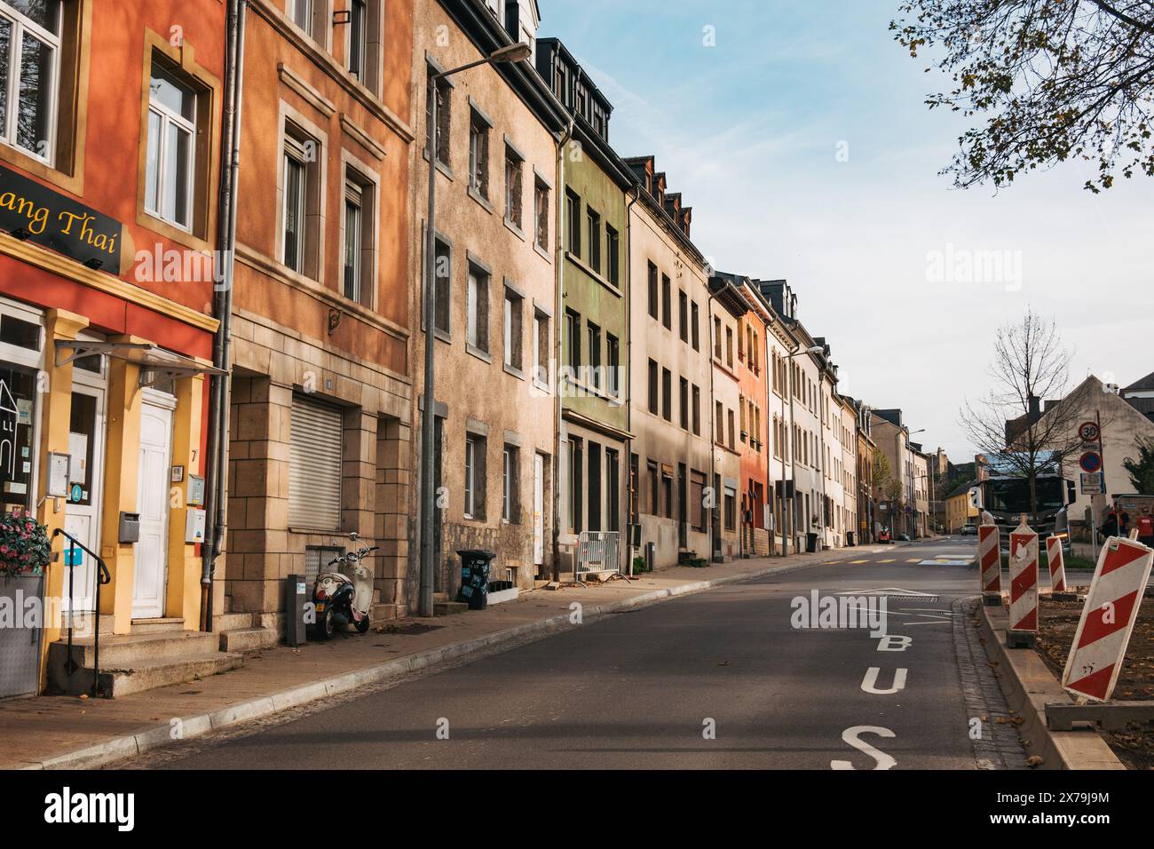 Une rue vide pleine de maisons mitoyennes peintes colorées à Luxembourg, par un après-midi d'automne paisible Banque D'Images