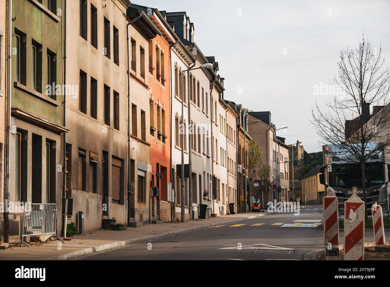 Une rue vide pleine de maisons mitoyennes peintes colorées à Luxembourg, par un après-midi d'automne paisible Banque D'Images