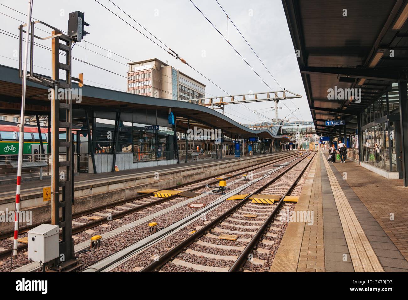 Voies vides à la gare de Luxembourg par un après-midi clair Banque D'Images