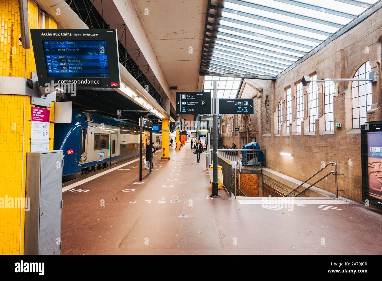 Un quai ferroviaire à la gare de Metz-ville, France, par un après-midi ensoleillé Banque D'Images