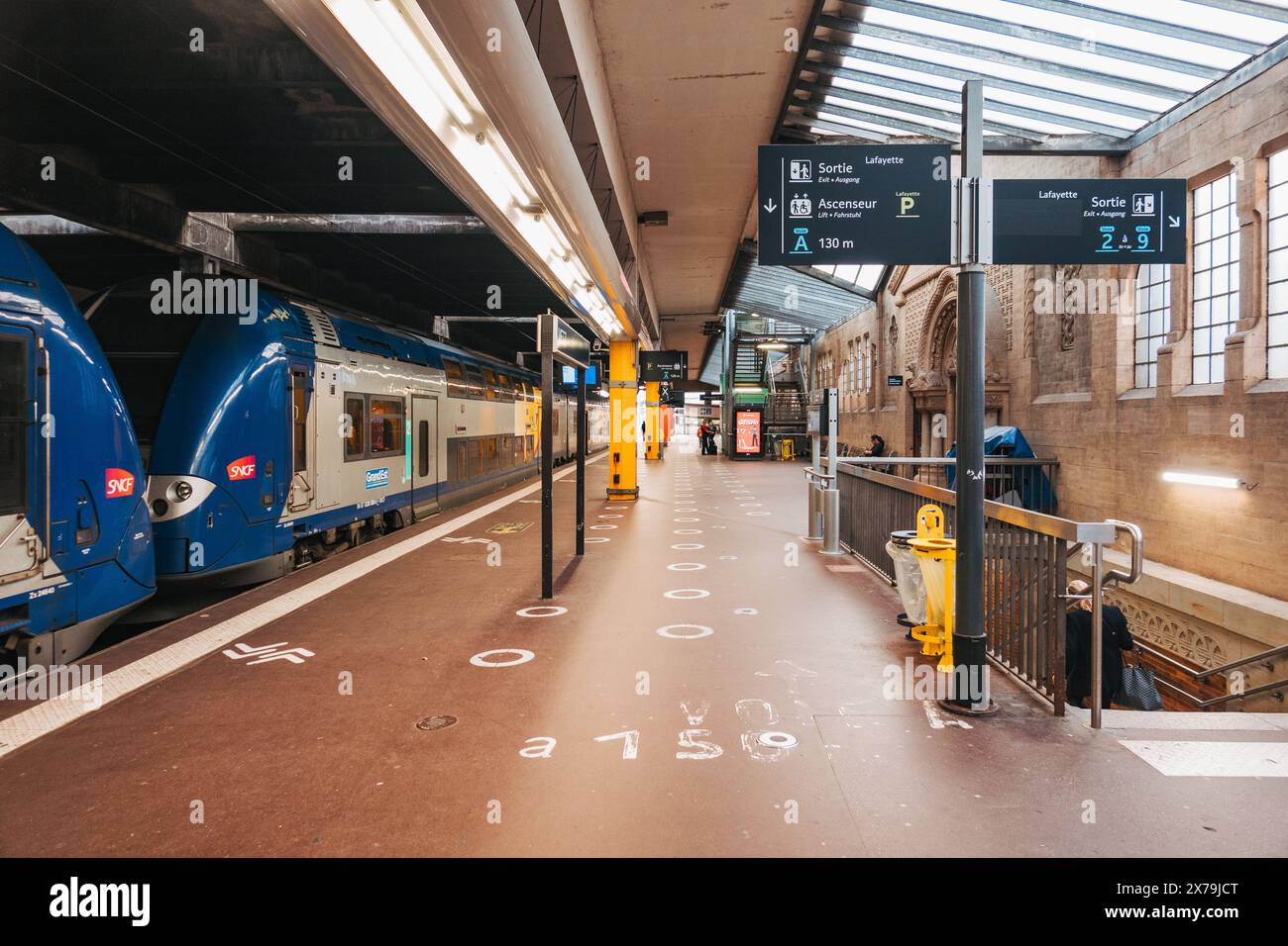 Un quai ferroviaire à la gare de Metz-ville, France, par un après-midi ensoleillé Banque D'Images