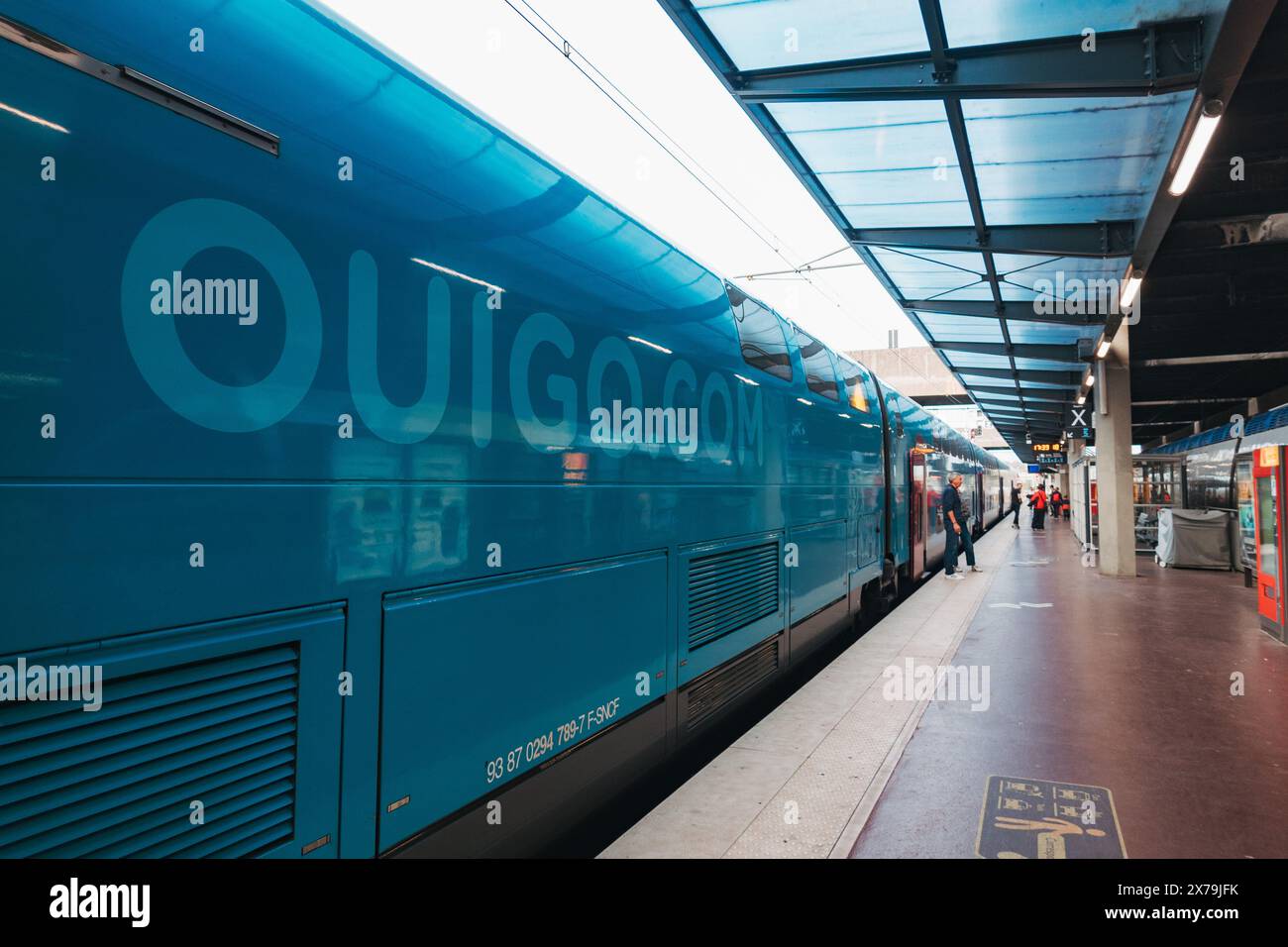 Un train Ouigo bleu vif à la gare de Metz-ville, France. La compagnie se facture comme un service ferroviaire interurbain à bas coût, à la fois à grande vitesse et à vitesse régulière Banque D'Images