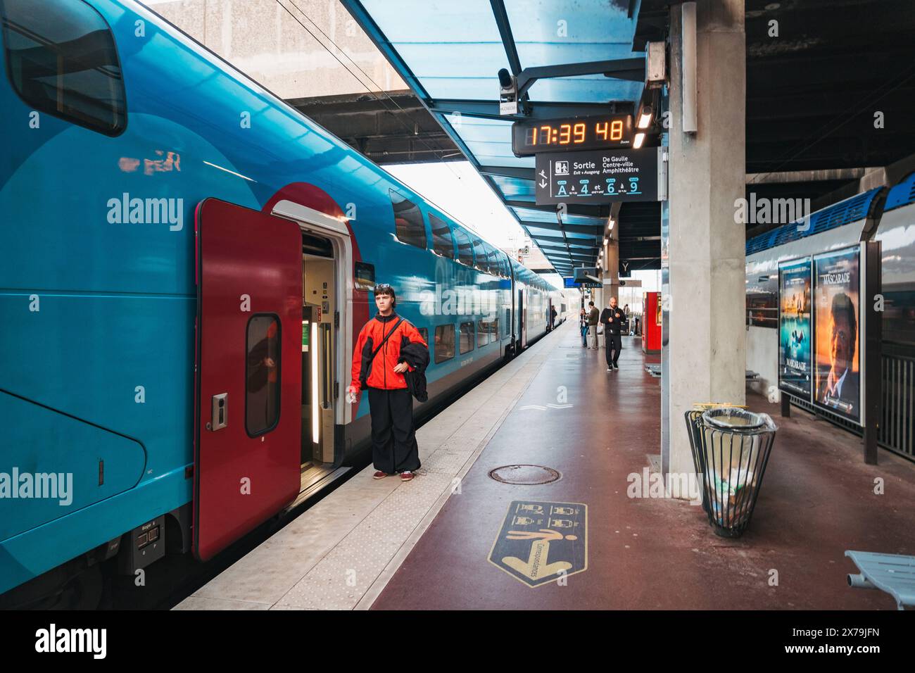 Un train Ouigo à la gare de Metz-ville, France. La compagnie se facture comme un service ferroviaire interurbain à bas coût, à la fois à grande vitesse et à vitesse régulière Banque D'Images