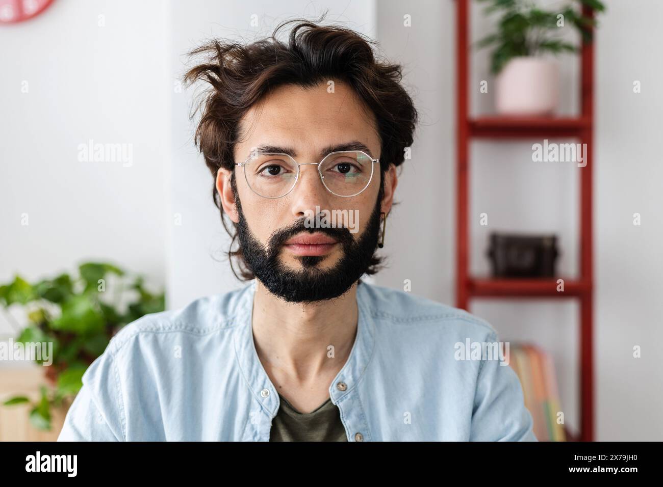 Portrait POV d'un jeune homme créatif regardant la caméra tout en ayant un appel vidéo Banque D'Images Portrait POV d'un jeune homme créatif regardant la caméra tout en ayant un appel vidéo Banque D'Images