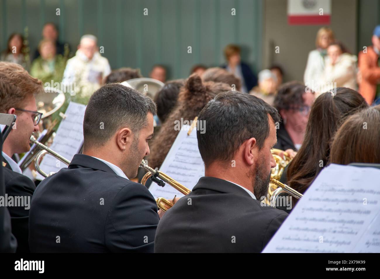 Vigo,Pontevedra,Espagne;mai,17,2023 ; Bembrive Music Band, interprétation de paroles galiciennes à l'Association Miñoca de Vigo. Musiciens jouant leur inst Banque D'Images