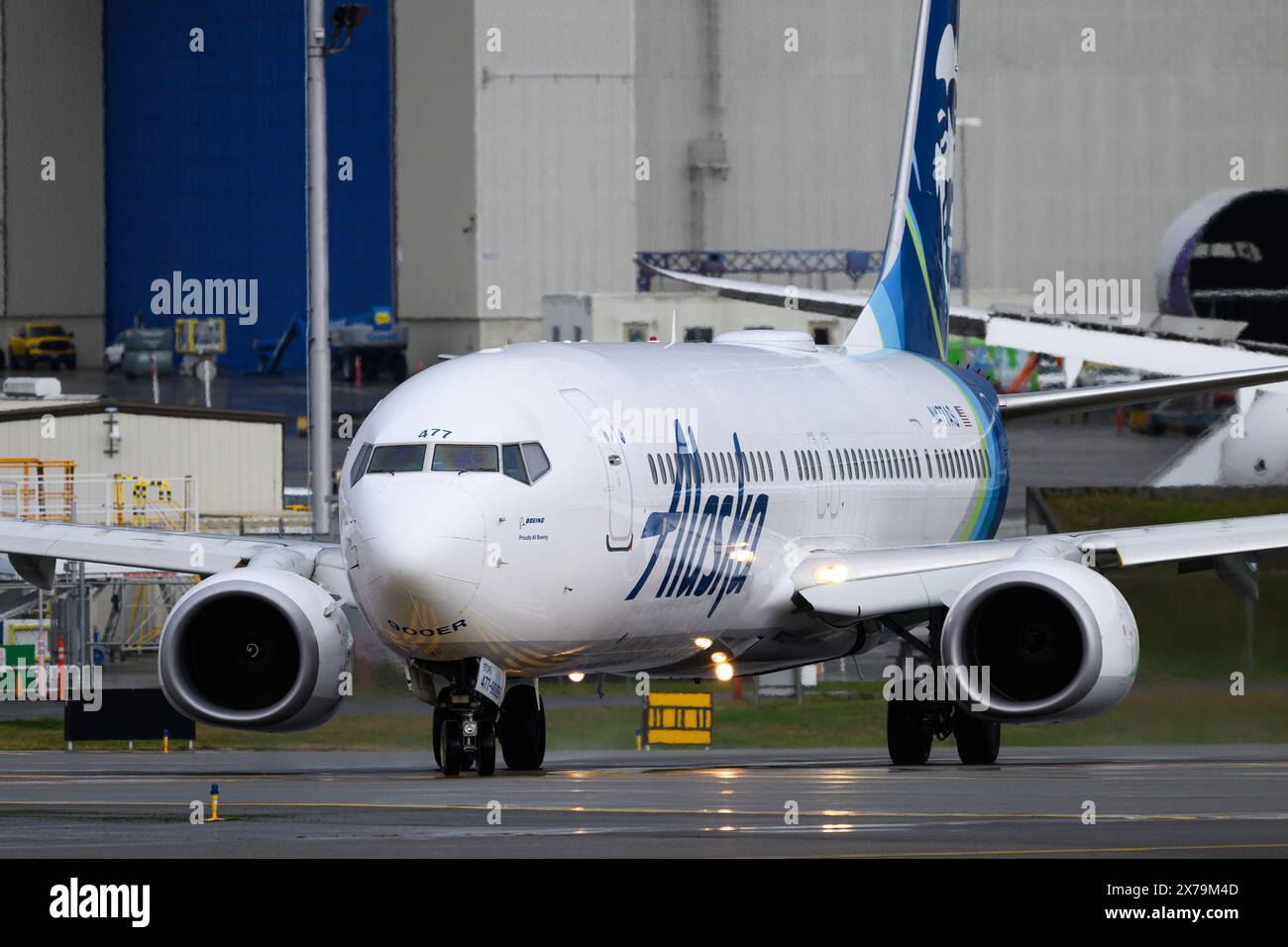 Everett, WA, États-Unis - 21 février 2024 ; Alaska Airlines Boeing 737 900 er roulant jusqu'à la piste d'Everett Paine Field avec les feux allumés Banque D'Images