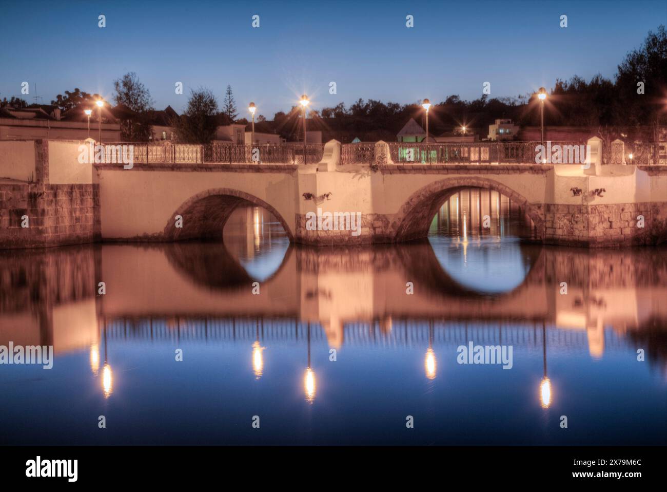 Soir, pont romain sur la rivière in the Golfer's Paradise, Tavira, Algarve, Portugal Banque D'Images