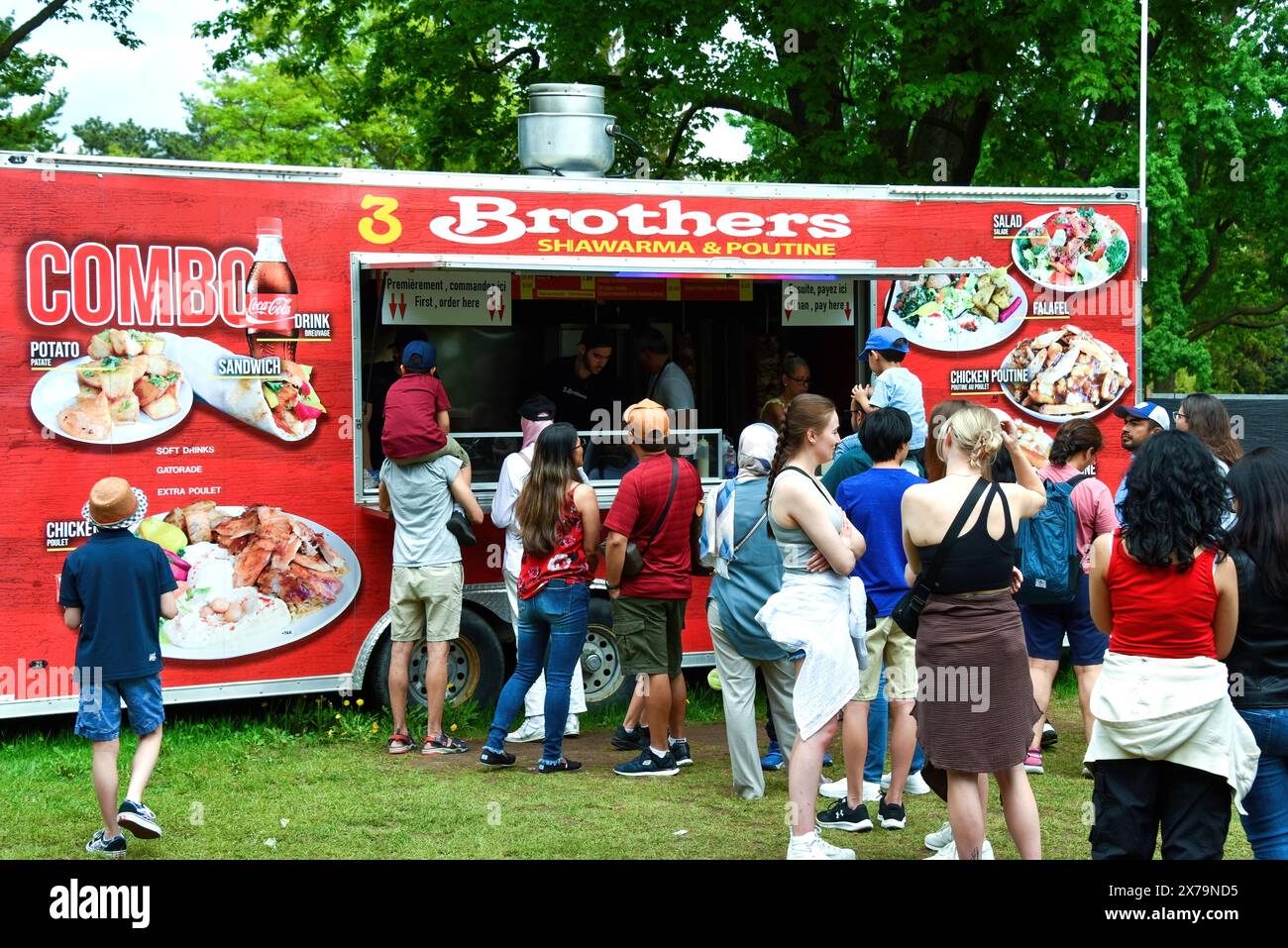 Ottawa, Canada - 18 mai 2024 : Shawarma et Poutine Truck sur place pour le Festival annuel de la tulipe. Le Shawarma, et est un aliment très populaire à Ottawa, comme Banque D'Images