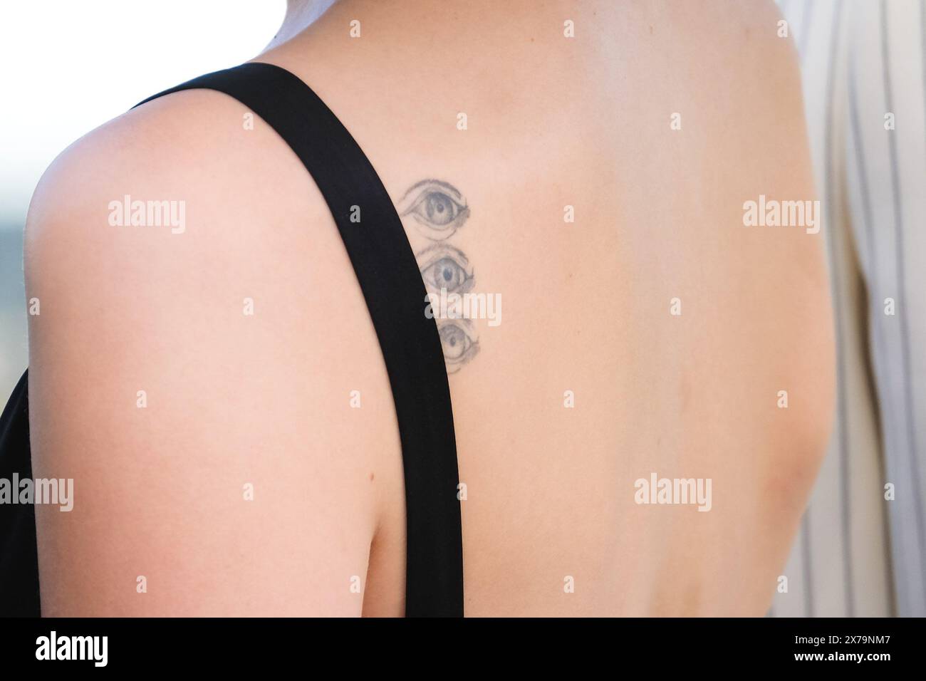 Cannes, France. 18 mai 2024. Margaret Qualley pose au Photocall pour des sortes de gentillesse lors du 77ème Festival de Cannes. Détail de mode - tatouage. Photo de Julie Edwards./Alamy Live News Banque D'Images