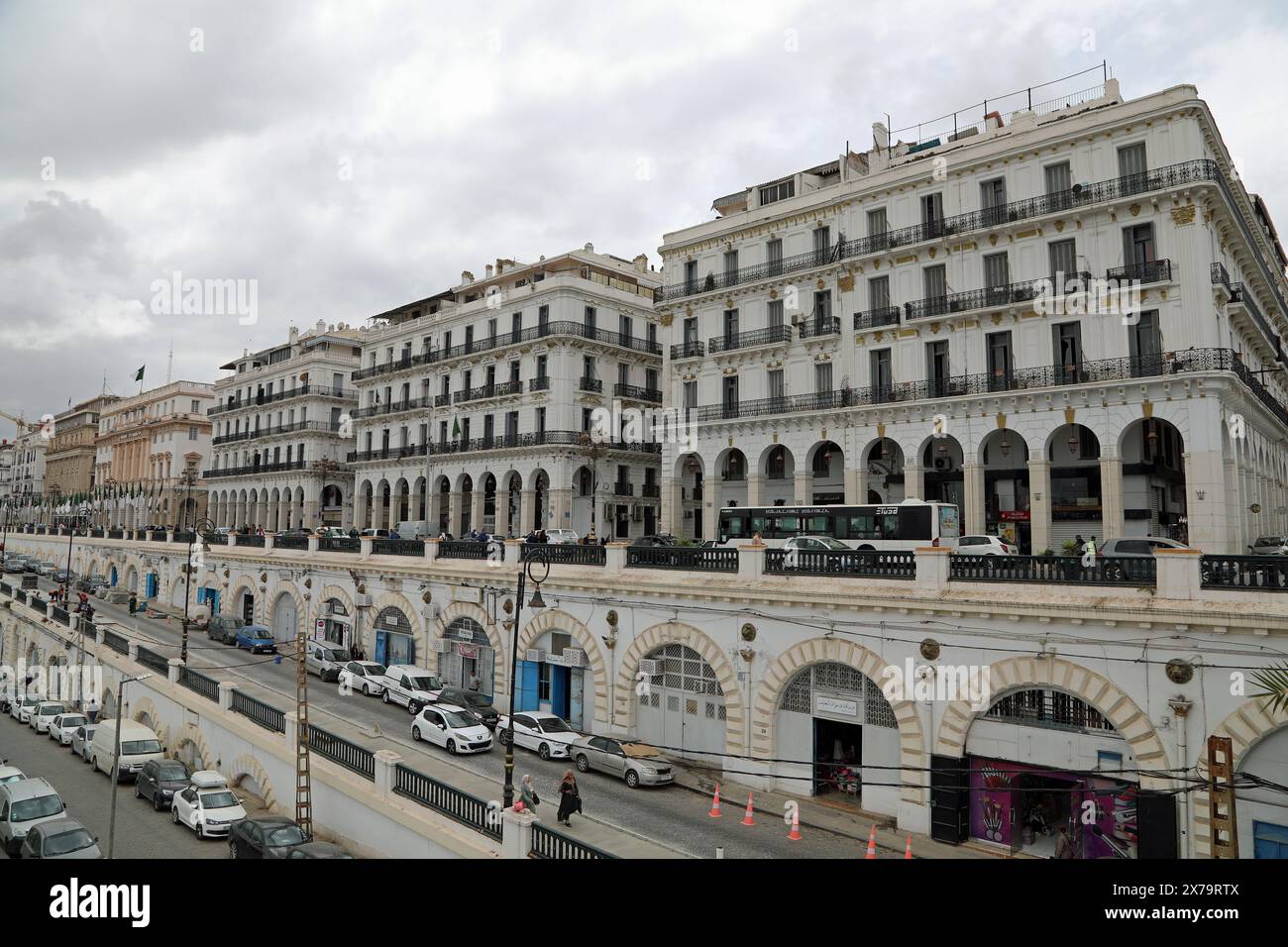 Bâtiments de l'époque coloniale française sur le front de mer d'Alger Banque D'Images