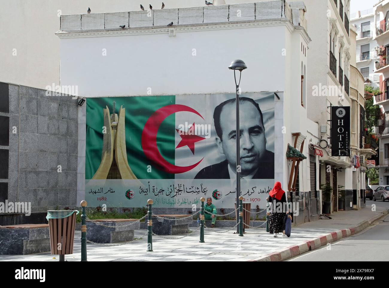 Affiche de rue et monument à Alger à la victime de l'assassinat Krim Belkacem Banque D'Images
