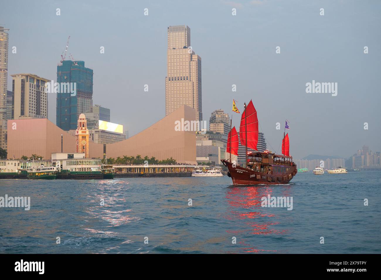 HONG KONG, CHINE - 05 DÉCEMBRE 2023 : Aqua Luna dans le port de Victoria, Hong Kong. Banque D'Images