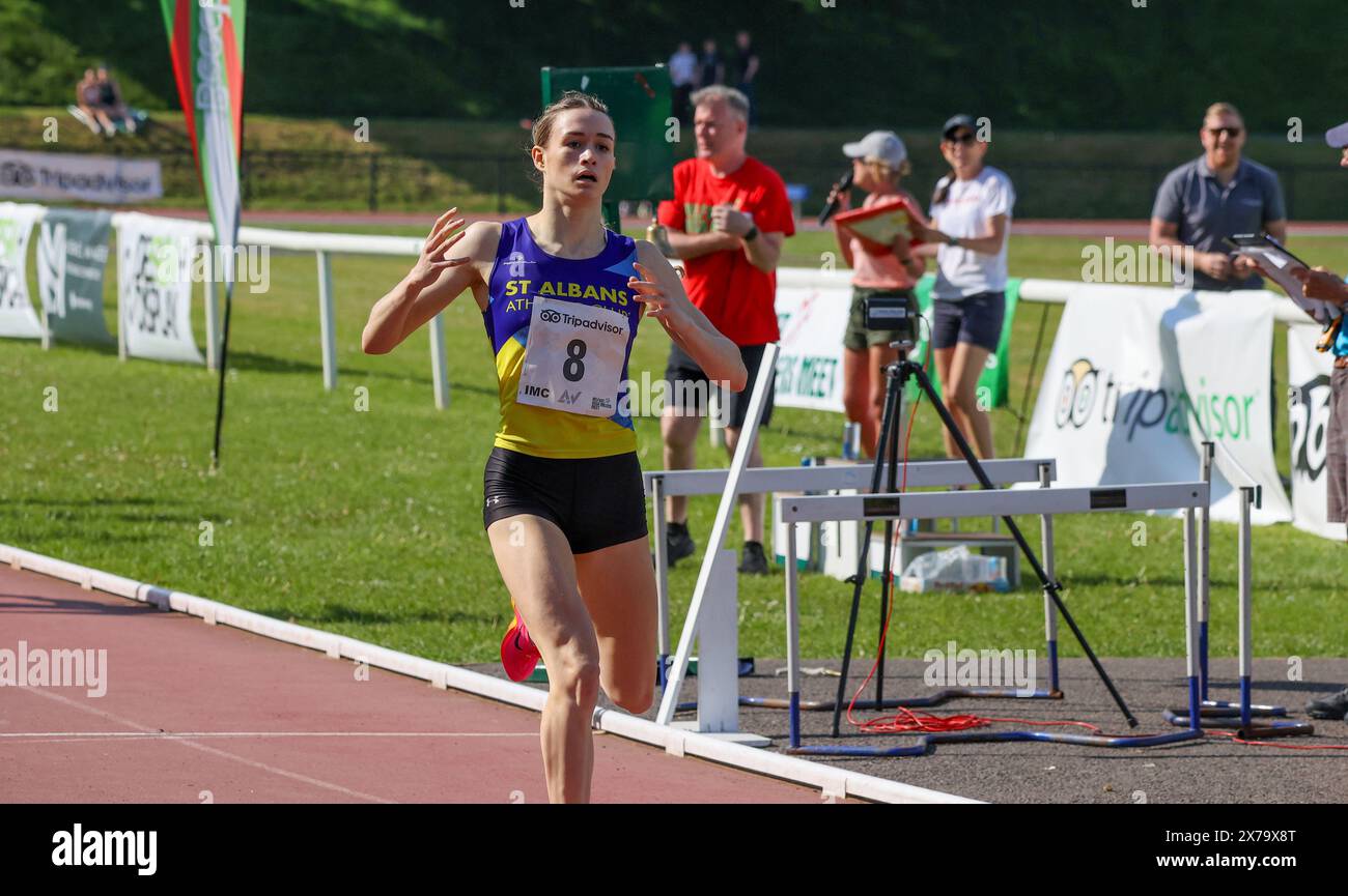 Mary Peters Track, Belfast, Irlande du Nord, Royaume-Uni. 11 mai 2024. Belfast Irish Milers Meet, (l'événement a le statut World Athletics Continental Challenger Tour avec des points de classement disponibles), en cours à Belfast. Action de l'événement d'aujourd'hui. Record d'athlétisme sur piste - Phoebe Gill (8) a pris d'assaut une magnifique victoire au 800m. Son temps d'une minute 57,86 secondes était un record européen des moins de 18 ans et battait le record précédemment établi par Marion Geissler-Hubner il y a quarante-cinq ans. Gill franchit la ligne d'arrivée à Belfast. Crédit : CAZIMB/Alamy Live News. Banque D'Images