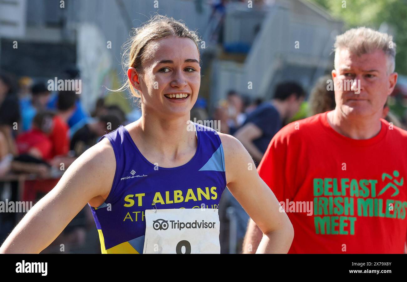 Mary Peters Track, Belfast, Irlande du Nord, Royaume-Uni. 11 mai 2024. Belfast Irish Milers Meet, (l'événement a le statut World Athletics Continental Challenger Tour avec des points de classement disponibles), en cours à Belfast. Action de l'événement d'aujourd'hui. Record d'athlétisme sur piste - Phoebe Gill (8) a pris d'assaut une magnifique victoire au 800m. Son temps d'une minute 57,86 secondes était un record européen des moins de 18 ans et battait le record précédemment établi par Marion Geissler-Hubner il y a quarante-cinq ans. Phoebe Gill, battante de records, avec Eamonn Christie, organisateur de l'événement. Crédit : CAZIMB/Alamy Live News. Banque D'Images