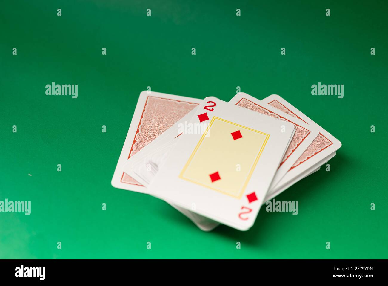 Salvador, Bahia, Brésil - 10 mai 2024 : cartes à jouer isolées sur fond vert. Jeux d'argent. Banque D'Images
