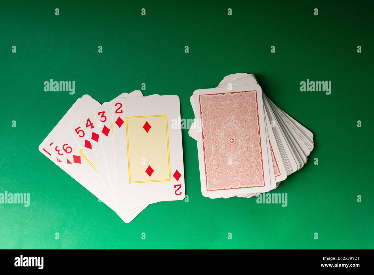 Salvador, Bahia, Brésil - 10 mai 2024 : cartes à jouer isolées sur fond vert. Jeux d'argent. Banque D'Images