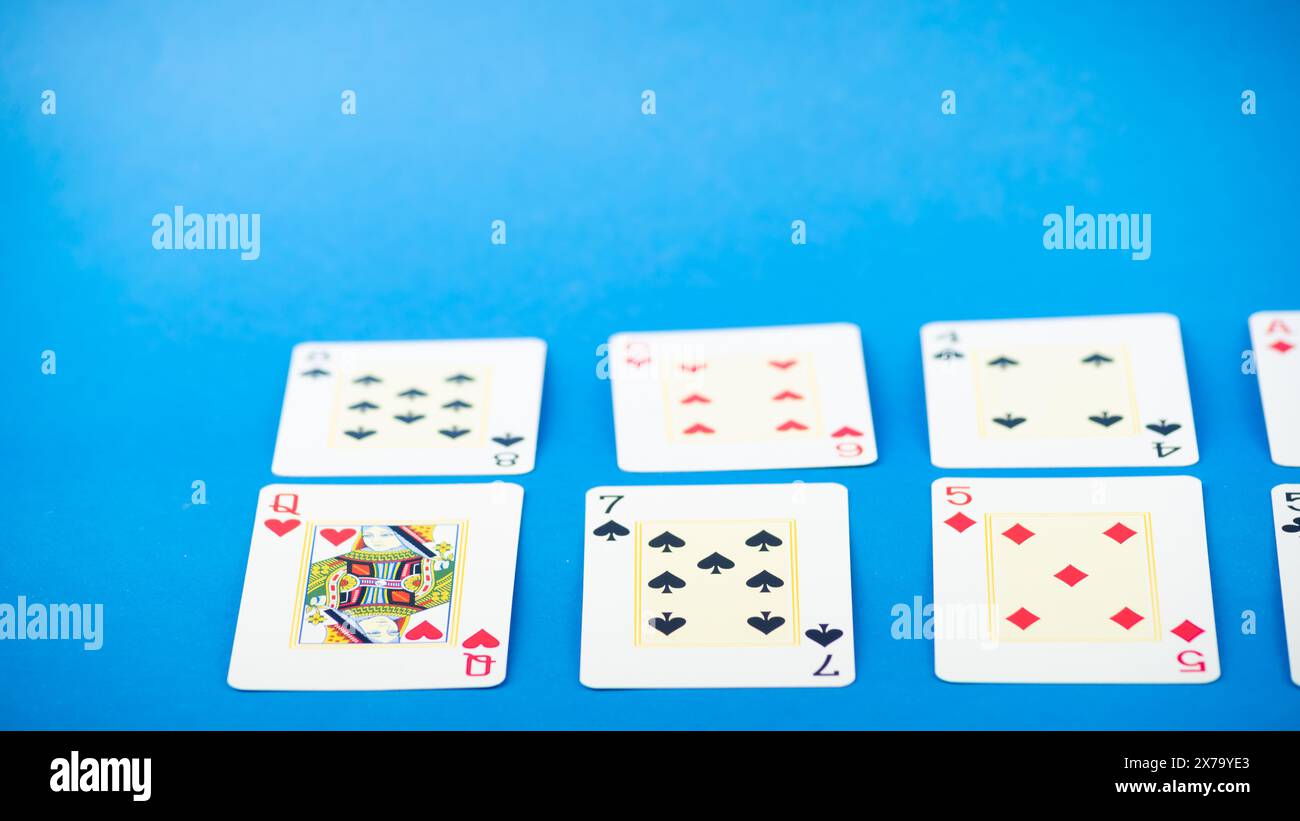 Salvador, Bahia, Brésil - 10 mai 2024 : cartes à jouer isolées sur fond bleu. Jeux d'argent. Banque D'Images