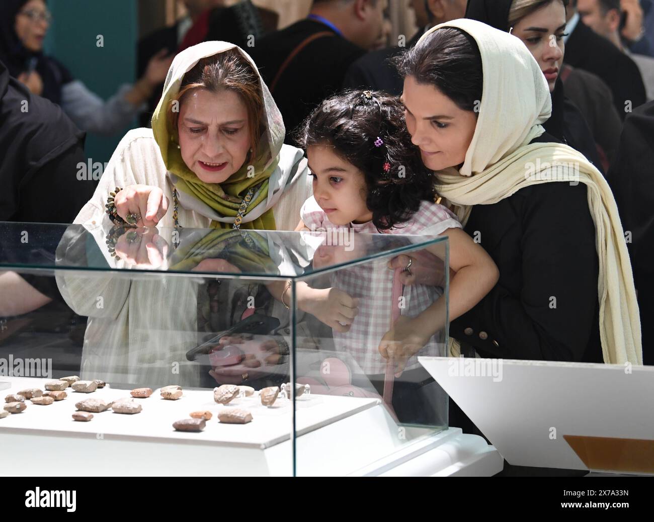 Téhéran, Iran. 18 mai 2024. Les gens regardent d'anciennes tablettes d'argile au Musée national d'Iran à Téhéran, Iran, le 18 mai 2024. Samedi, l’Iran a dévoilé une sélection d’anciennes tablettes d’argile ramenées au pays l’année dernière depuis les États-Unis. POUR ALLER AVEC 'Iran dévoile une sélection de tablettes d'argile anciennes retournées des États-Unis' crédit : Shadati/Xinhua/Alamy Live News Banque D'Images