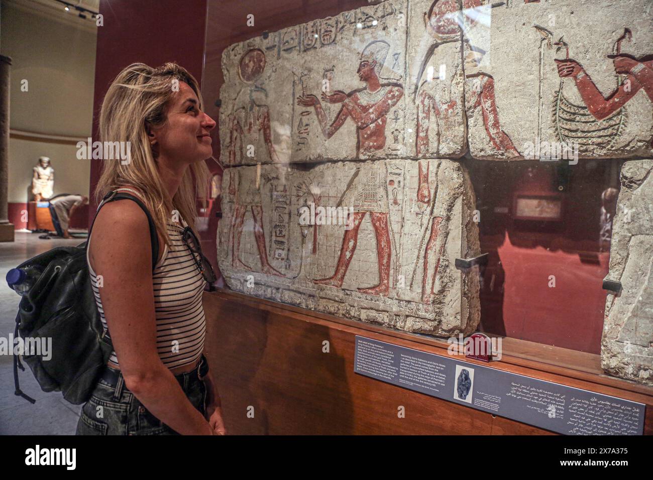 Le Caire, Égypte. 18 mai 2024. Une femme voit une antiquité au Musée égyptien lors de la Journée internationale des musées au Caire, en Égypte, le 18 mai 2024. Crédit : Ahmed Gomaa/Xinhua/Alamy Live News Banque D'Images
