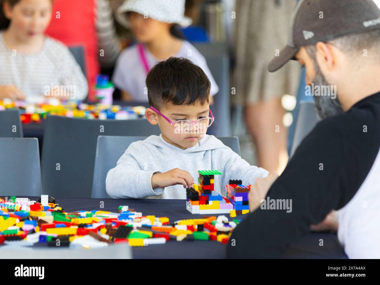 Toronto, Canada. 18 mai 2024. Un garçon joue avec des briques Lego lors du festival Junior 2024 Children's Festival à Toronto, Canada, le 18 mai 2024. Étant l'un des plus grands festivals pour enfants au Canada, cet événement annuel de trois jours a débuté ici samedi. Crédit : Zou Zheng/Xinhua/Alamy Live News Banque D'Images