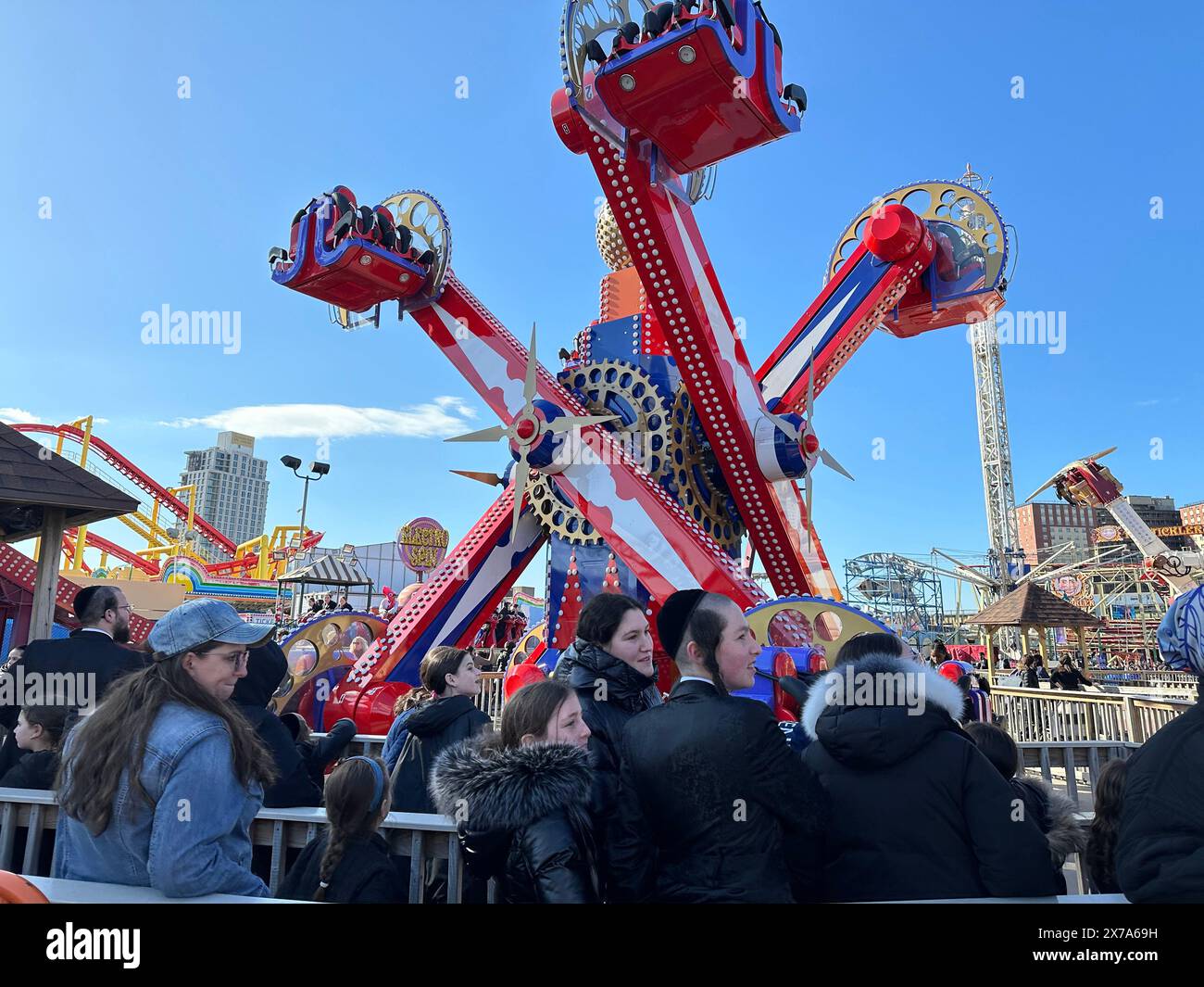 Les Juifs religieux apprécient la journée à Coney Island à Brooklyn, NY. Banque D'Images