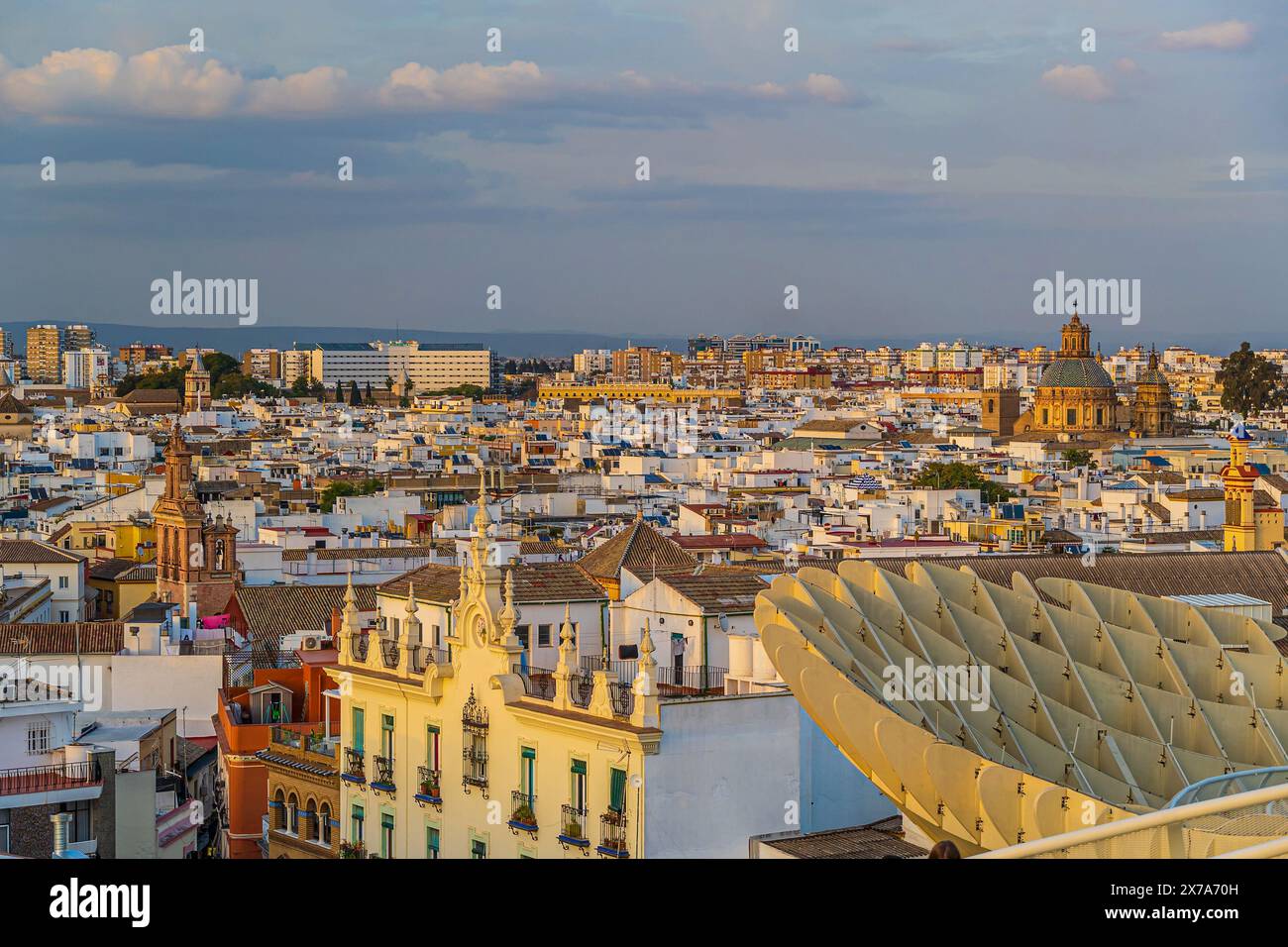 Metropol parasol structure en bois avec Skyline de la ville de Séville dans le vieux quartier de Séville en Espagne au coucher du soleil Banque D'Images