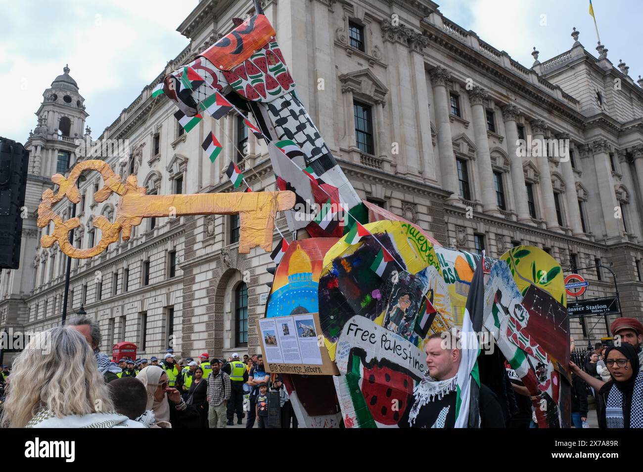 Londres, Royaume-Uni, 18 mai 2024. Un modèle géant du cheval de Jénine et une clé palestinienne sont roulés à Whitehall. Des milliers de personnes se sont rassemblées pour le 76e anniversaire de la Nakba et la 14e marche nationale pour la Palestine dans le centre de Londres, réitérant l’appel au cessez-le-feu à Gaza et au gouvernement britannique pour qu’il cesse l’exportation d’armes vers Israël. La Nakba (qui signifie catastrophe en arabe) marque la période entre 1947-49 où 700 000 Palestiniens ont été chassés de leurs maisons pour établir l'État d'Israël. Crédit : onzième heure photographie/Alamy Live News Banque D'Images