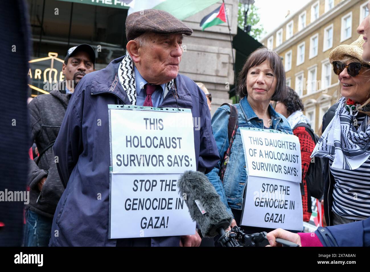 Londres, Royaume-Uni, 18 mai 2024. Un survivant de l’Holocauste participe à une marche avec des milliers d’autres pour le 76e anniversaire de la Nakba, ainsi qu’à la 14e marche nationale pour la Palestine dans le centre de Londres. La manifestation pro-palestinienne réitère l’appel à un cessez-le-feu à Gaza et au gouvernement britannique pour qu’il cesse les exportations d’armes vers Israël. La Nakba (qui signifie catastrophe en arabe) marque la période entre 1947-49 où 700 000 Palestiniens ont été chassés de leurs maisons pour établir l'État d'Israël. Crédit : onzième heure photographie/Alamy Live News Banque D'Images