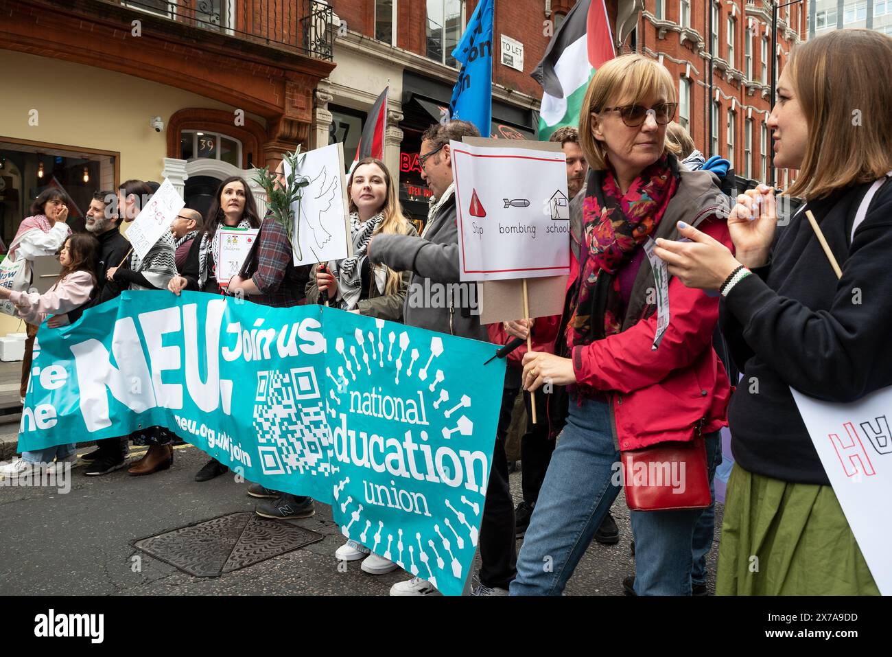 Londres, Royaume-Uni. 18 mai 2024. Manifestation nationale de soutien au peuple palestinien, commémorant la Nakba en cours, exigeant un cessez-le-feu immédiat et mettant fin à toutes les ventes d'armes à Israël. Marche de Mortimer Road à Whitehall en passant par le centre de Londres. Crédit : Stephen Bell/Alamy Live News Banque D'Images