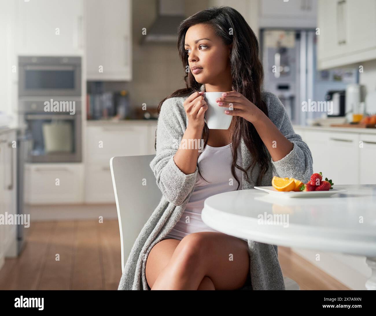 Femme, pensée et café avec petit déjeuner à la maison et le matin avec des avantages de la nutrition dans l'alimentation. En bonne santé, les fruits et les filles boivent un espresso avec des idées Banque D'Images