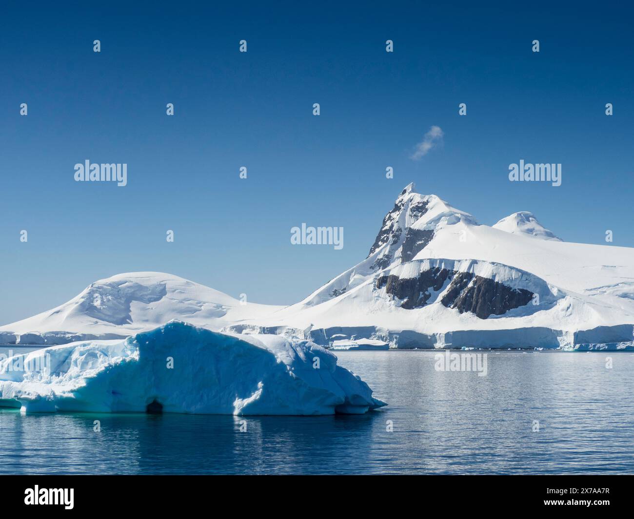 Modev Peak (R) et Buache (c), deux îles Hummock, Antarctique Banque D'Images