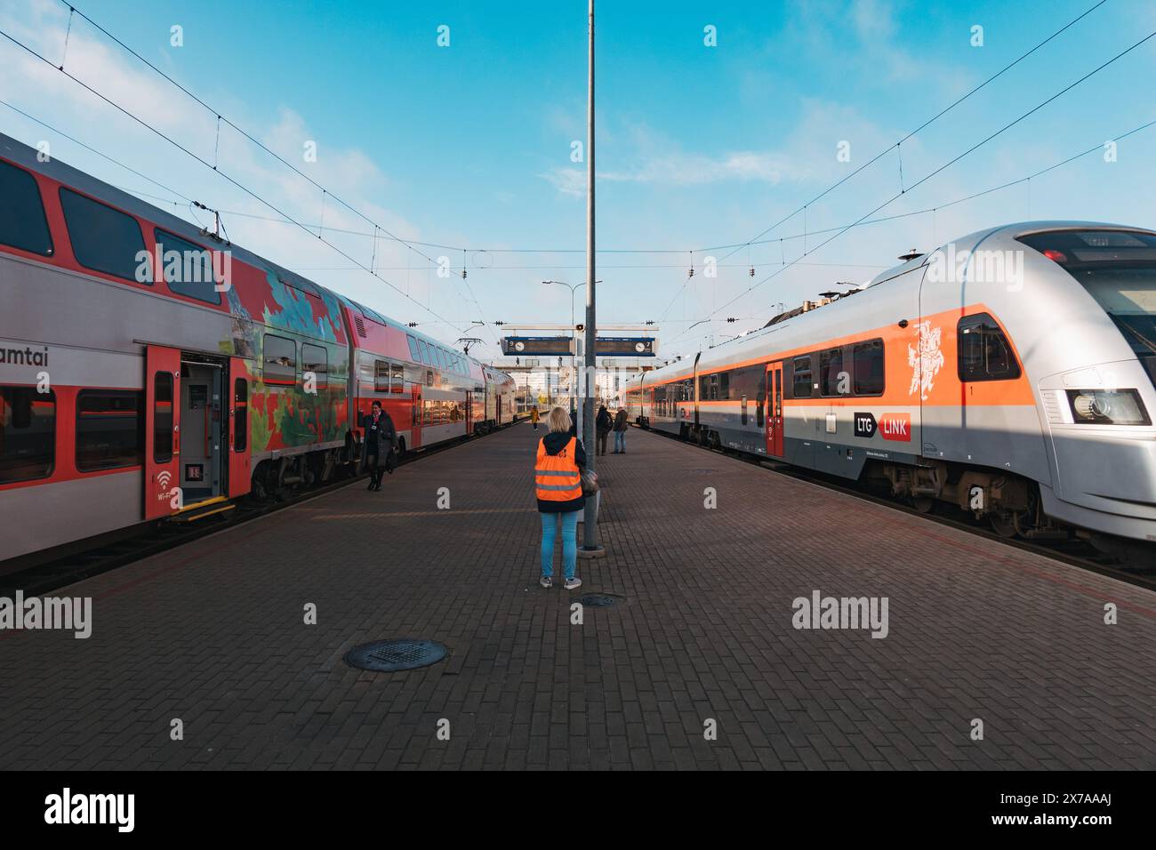 Deux trains de passagers LTG Link sur le quai de la gare de Vilnius, Lituanie Banque D'Images