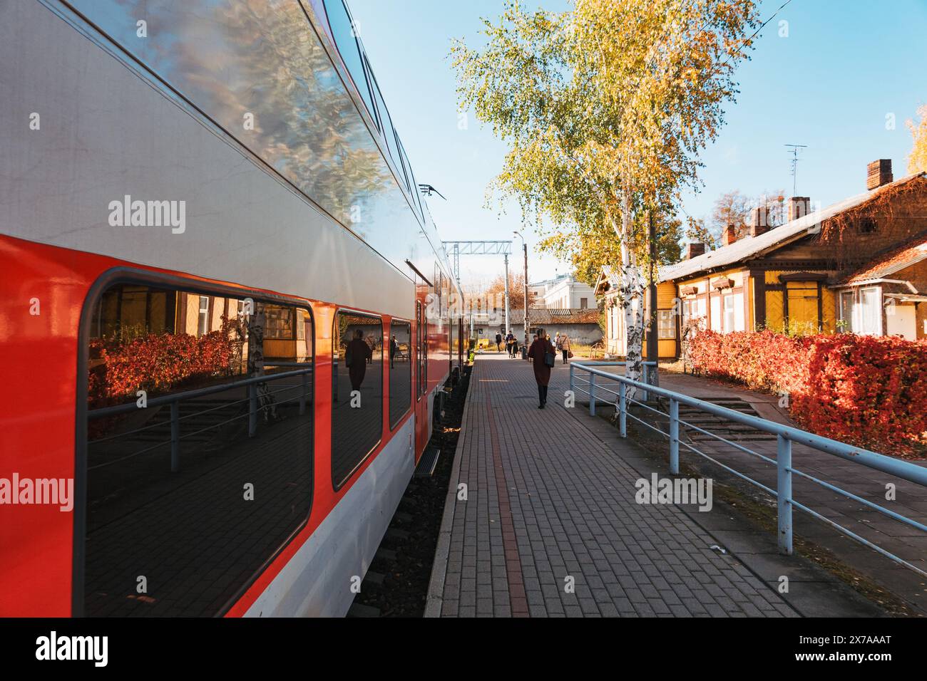 Un train LTG Link à la gare de Kaunas, Lituanie, par un matin clair Banque D'Images