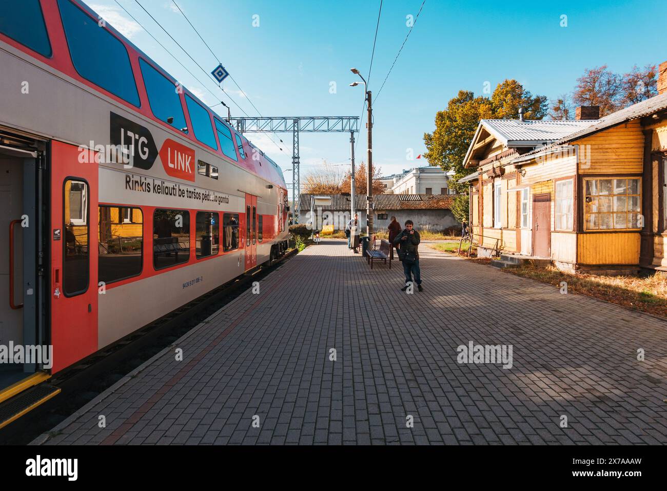 Un train LTG Link à la gare de Kaunas, Lituanie, par un matin clair Banque D'Images