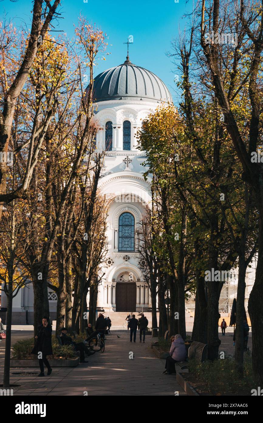 La façade blanche de l'église de l'Archange Michel à Kaunas, Lituanie par un clair matin d'automne. Construit au XIXe siècle dans un style néo-byzantin Banque D'Images