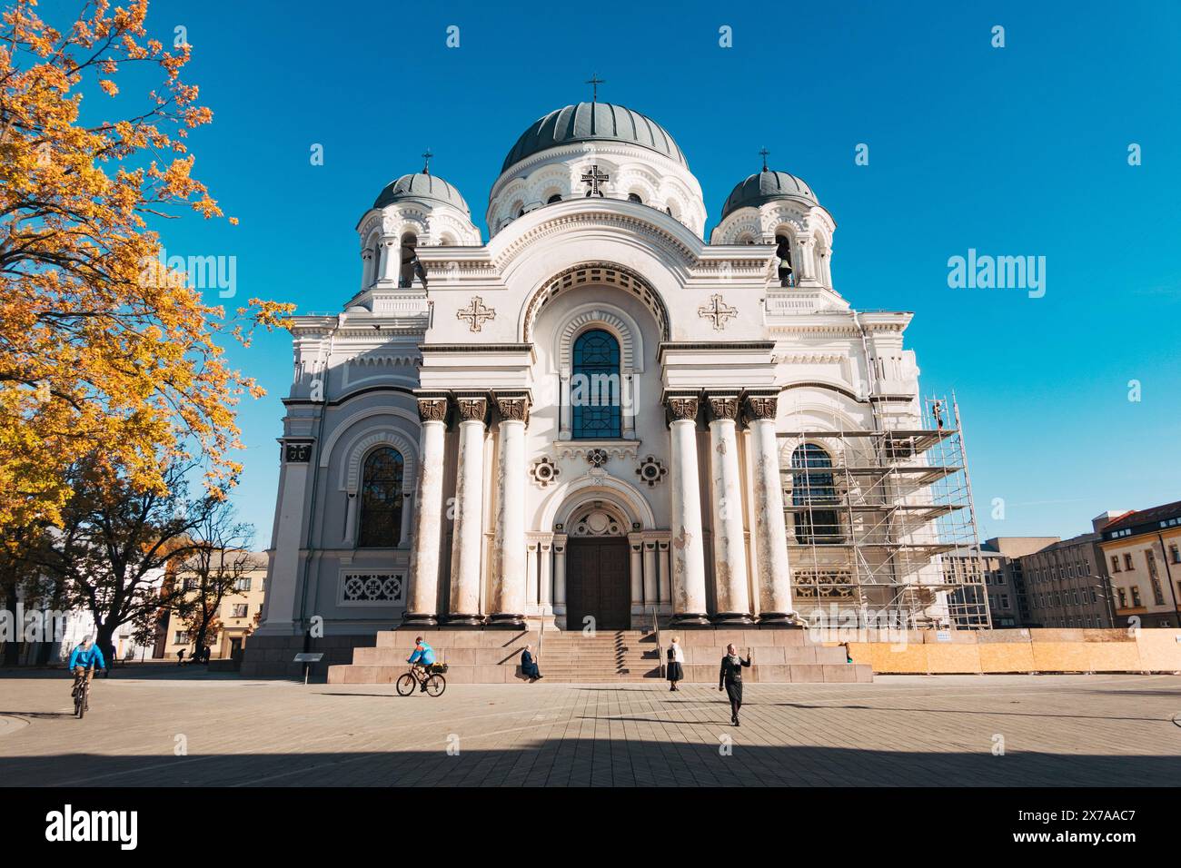 La façade blanche de l'église de l'Archange Michel à Kaunas, Lituanie par un clair matin d'automne. Construit au XIXe siècle dans un style néo-byzantin Banque D'Images